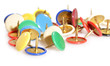 Chinchetas de colores.