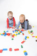 Kinder spielen mit Bausteinen