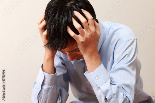 Photo: 頭を抱える男性 頭を抱える男性