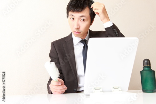 Photo: 抜け毛に困る男性 抜け毛に困る男性