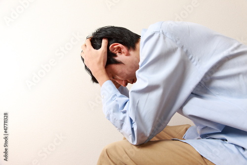 Photo: 頭を抱える男性 頭を抱える男性
