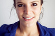 Sourire accueillant d'une jeune femme d'affaire