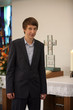 Konfirmant vor dem Altar der Kirche