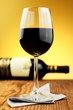 Foto: Glass and bottle of fine italian red wine Glass and bottle of fine italian red wine