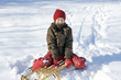 Kind beim Schlittenfahren im Winter