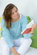 studentin schaut in ein buch