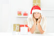 attraktive weihnachtsfrau mit geschenken