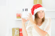junge frau schüttelt neugierig ihr weihnachtsgeschenk