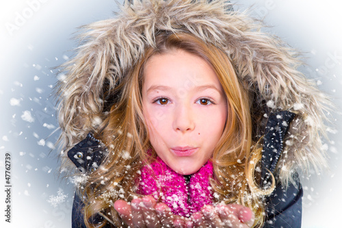 Photo: jugendliche mit schnee jugendliche mit schnee