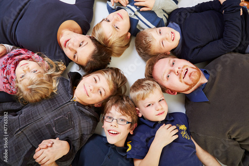 Photo: Große Familie liegt im Kreis Große Familie liegt im Kreis