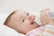Hübsches Baby mit Fläschchen