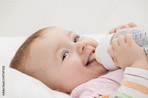 Photo: Hübsches Baby mit Fläschchen Hübsches Baby mit Fläschchen