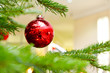 Weihnachtskugel an Tannenzweig