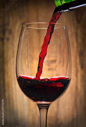 Photo: Einschenken von Rotwein in rustikalem Ambiente Einschenken von Rotwein in rustikalem Ambiente