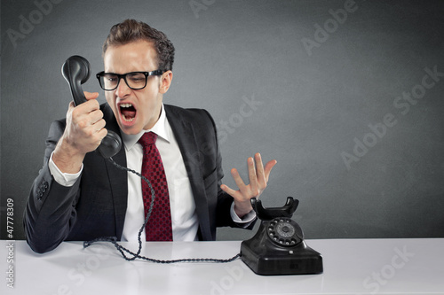 Photo: Mann schreiend am Telefon Mann schreiend am Telefon