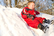 Foto: Kleiner Junge rutscht im Schnee Kleiner Junge rutscht im Schnee