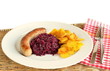 Rotkohl mit Bratwurst und Bratkartoffeln