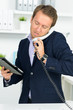 geschäftmann am telefon mit tablet computer