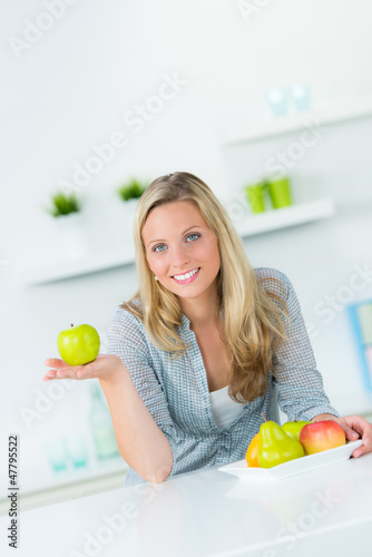 Photo: junge frau ernährt sich gesund mit obst junge frau ernährt sich gesund mit obst