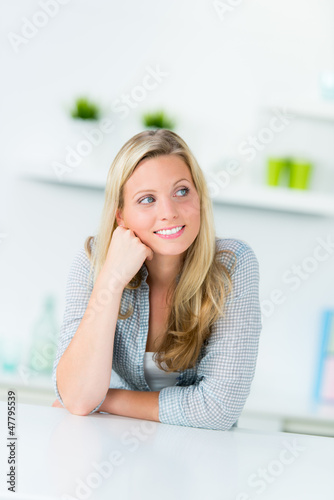 Photo: hübsche blonde junge frau hübsche blonde junge frau