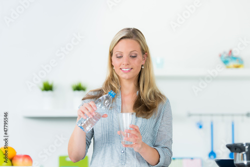 Photo: junge frau trinkt wasser junge frau trinkt wasser