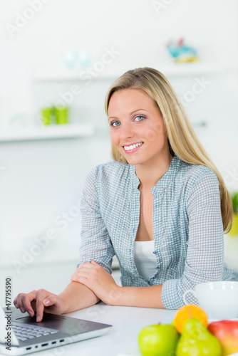 Photo: junge frau entspannt am computer junge frau entspannt am computer
