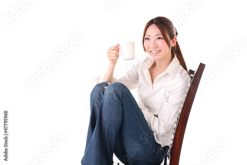 Photo: リラックスする若い女性 リラックスする若い女性