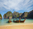 Foto: Thai traditional boats. Phi Phi Island Thai traditional boats. Phi Phi Island