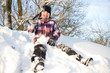 Mädchen im Schnee spielend