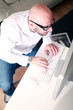 Mann am Arbeitsplatz