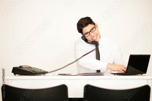 Photo: Telefonierender Geschäftsmann im Büro Telefonierender Geschäftsmann im Büro