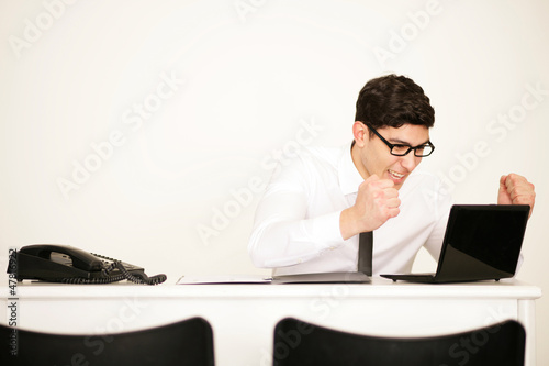 Photo: Mann jubelt im Büro Mann jubelt im Büro
