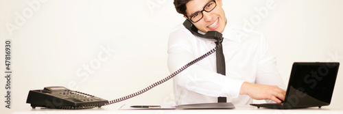 Photo: Telefonierender Mann im Büro Telefonierender Mann im Büro