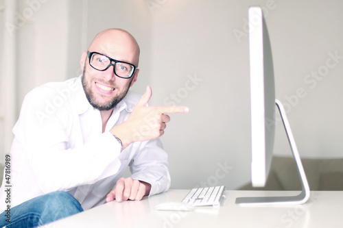 Photo: Mann am Arbeitsplatz Mann am Arbeitsplatz