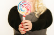 Frau mit Lollipop