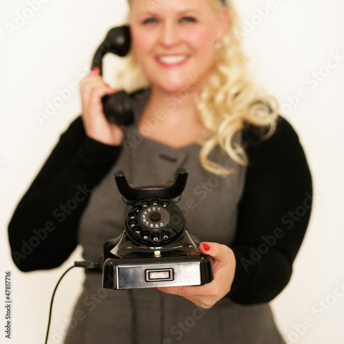 Photo: Junge Frau beim Telefonieren Junge Frau beim Telefonieren