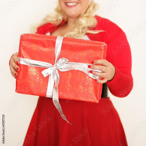 Photo: Hübsche Frau mit Geschenk Hübsche Frau mit Geschenk