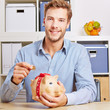 Mann spart Geld im Sparschwein