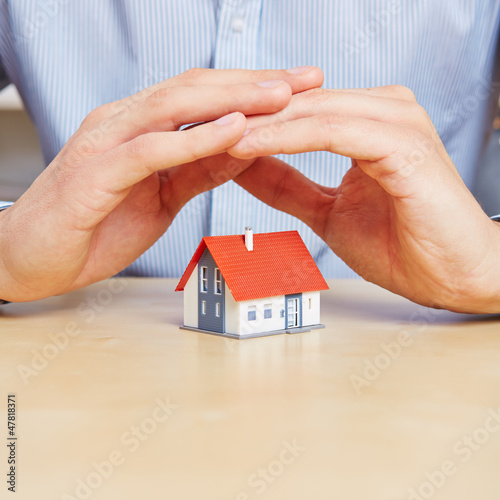Photo: Hände schützen kleines Haus Hände schützen kleines Haus