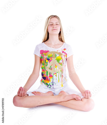 Photo: Junges Mädchen macht Yoga Junges Mädchen macht Yoga