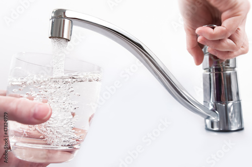 Photo: Wasserglas wird am Wasserhahn gefüllt Wasserglas wird am Wasserhahn gefüllt