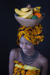 Afrikanerin mit Früchten am Kopf