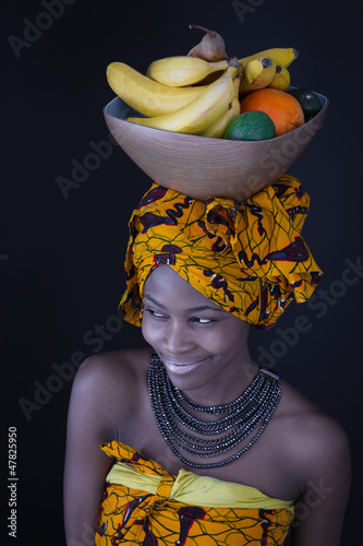 Photo: Afrikanerin mit Früchten am Kopf Afrikanerin mit Früchten am Kopf