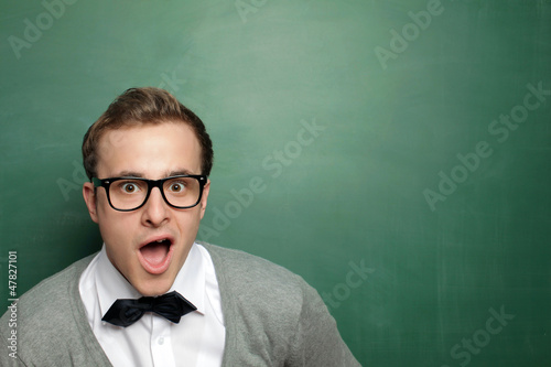 Photo: Man staunend an der Tafel Man staunend an der Tafel