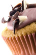 cupcake dekoriert mit schokoladenflocken