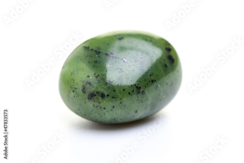 Photo: Mineralien: Jade - Nephrit auf weißem Hintergrund Mineralien: Jade - Nephrit auf weißem Hintergrund