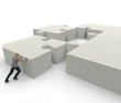 Hombre empujando pieza puzzle