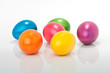 bunte farbige Ostereier auf weissem Hintergrund