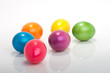 bunte farbige Ostereier auf weissem Hintergrund