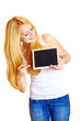 Foto: pretty smiling woman with blackboard isolated on white pretty smiling woman with blackboard isolated on white